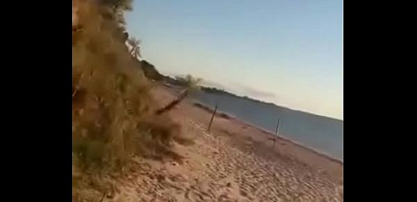  Argentina desnuda en la playa y perro le roba la tanga 1